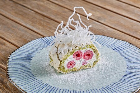 Меренговый рулет с фисташками, взбитыми сливками и свежей малиной