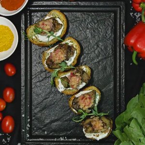 БРУСКЕТТА С КУРИНОЙ ПЕЧЕНЬЮ