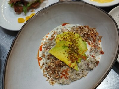 Зеленая греча с трюфельной пастой, говяжьими щеками и муссом из пармезана
