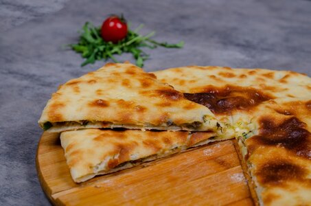 Осетинский пирог с картофелем, грибами и сыром