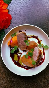 Утиная грудка с грушей и тыквой, соус из цветов гибискуса