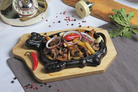 Мясо сохатого на сковороде с картофелем, грибами и луком