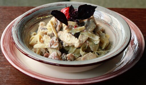 Паста с курицей и грибами