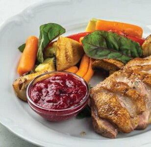 Утиная грудка с овощами и клюквенным соусом