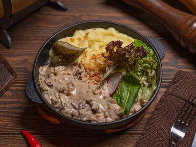 Говядина по-строгановски с картофельным пюре
