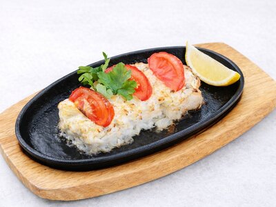 Треска, запеченная с картофелем и помидорами