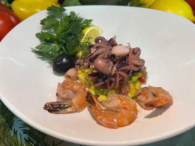 Теплый салат из морепродуктов