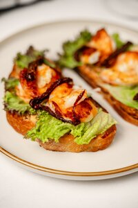Брускетта с креветками, красным сыром и клюквенным соусом