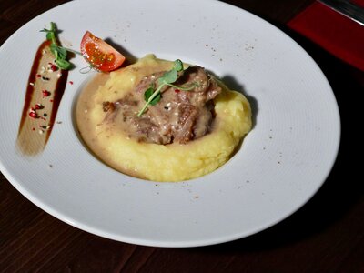 ГОВЯЖЬИ ЩЕЧКИ С КАРТОФЕЛЬНЫМ ПЮРЕ (Beef cheeks with mashed potatoes)