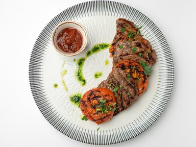 Медальоны из говяжьей вырезки с овощами гриль