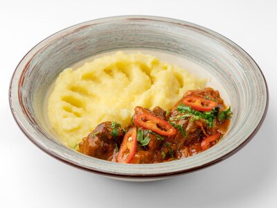 Гуляш из говядины с картофельным пюре