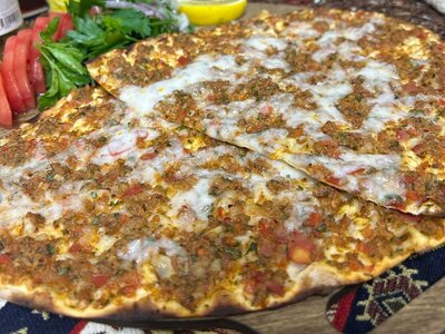 Лахмаджун с сыром