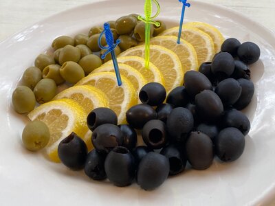 Маслины и оливки