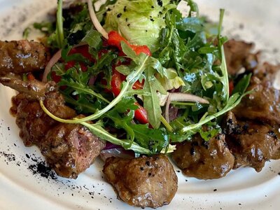 Теплый салат с куриной печенью