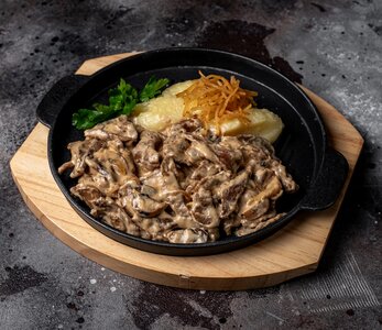Бефстроганов из говядины с картофельным пюре
