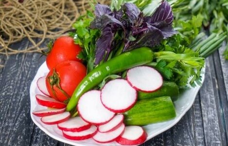 Ассорти из свежих овощей и зелени