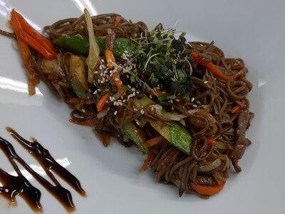 Гречневая лапша с говядиной и овощами