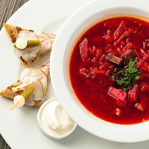 БОРЩ С ГРЕНКАМИ И САЛОМ