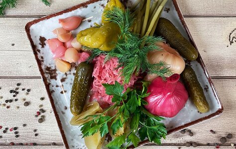 Ассорти из маринованных овощей