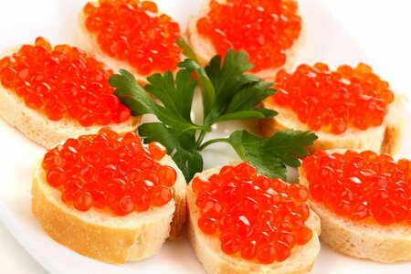 Канапе с красной икрой