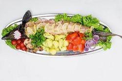 Стерлядь запеченная с овощами
