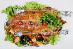 Гусь, запеченный с яблоками и черносливом