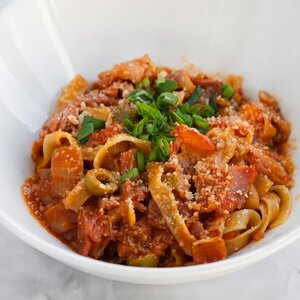 Паста бекон, фасоль, оливки