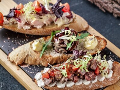 Ассорти мясных брускетт