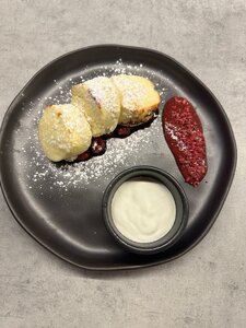 Сырники с вишневым соусом и сметаной
