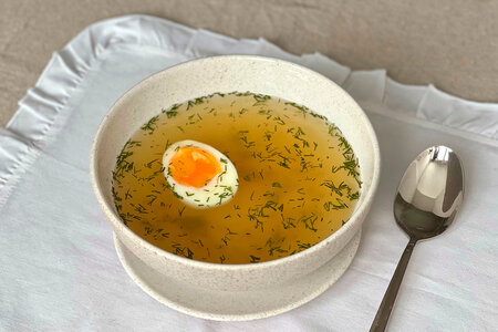 Куриный бульон с яйцом и зеленью