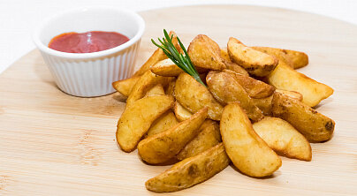 Картофель по-деревенски с сырным соусом