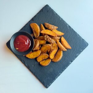 Картофель по-деревенски с соусом на выбор
