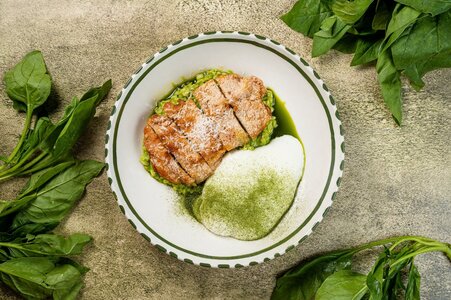 Бедро цыпленка тапака с булгуром и муссом из сыров