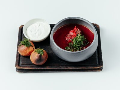 Борщ с пампушками и сметаной