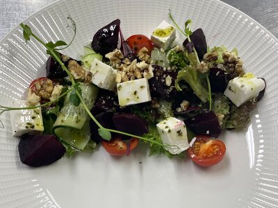 С печёной свеклой и козьим сыром