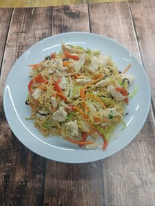 Лапша яичная с курицей и овощами