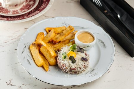 Тартар из мраморной говядины с картофелем фри
