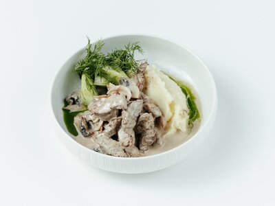 Бефстроганов из телячьей вырезки с картофельным пюре